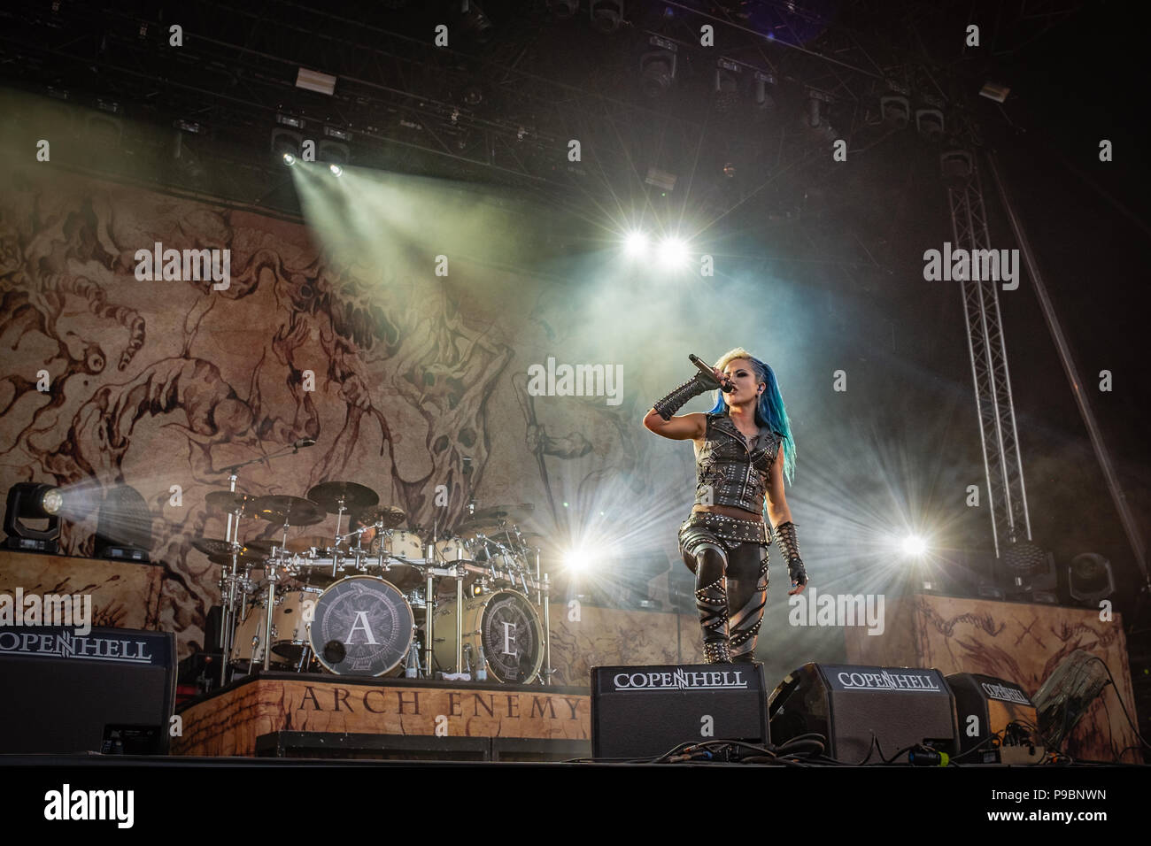 Banda de metal sueco "Arch Enemy" en el escenario del 2018 Copenhell metal Festival en Copenhagen, Dinamarca. En la parte delantera la vocalista Alissa White-Gluz. Foto de stock