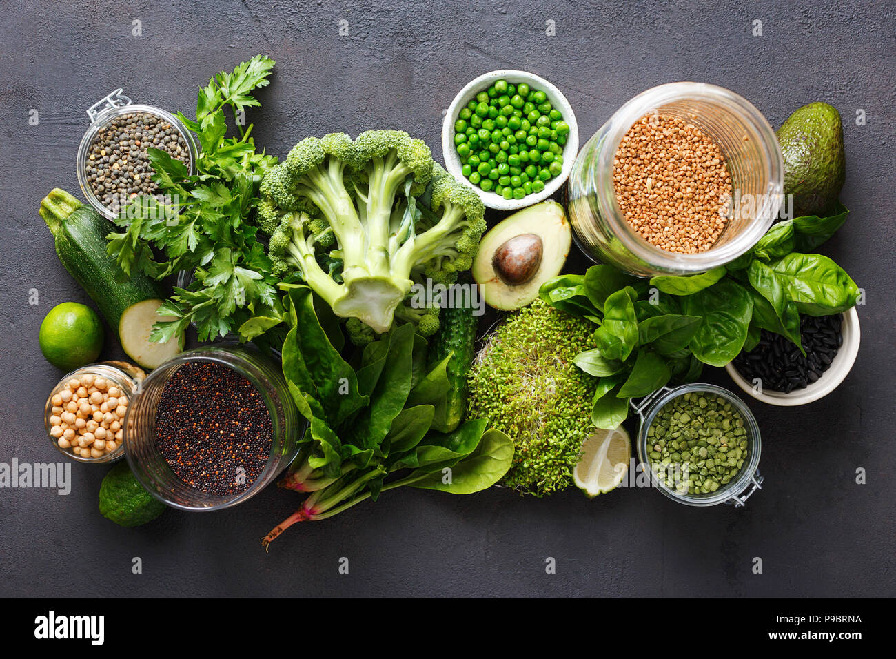 Establezca las verduras crudas y cereales como fuente de proteínas para los vegetarianos: Pepino, Lucerna, calabacín, espinacas, albahaca, arvejas, el aguacate, el brócoli, l Foto de stock