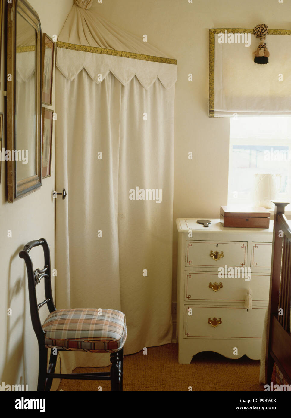 Crema tented ropero en la esquina del dormitorio neutro Fotografía de stock  - Alamy
