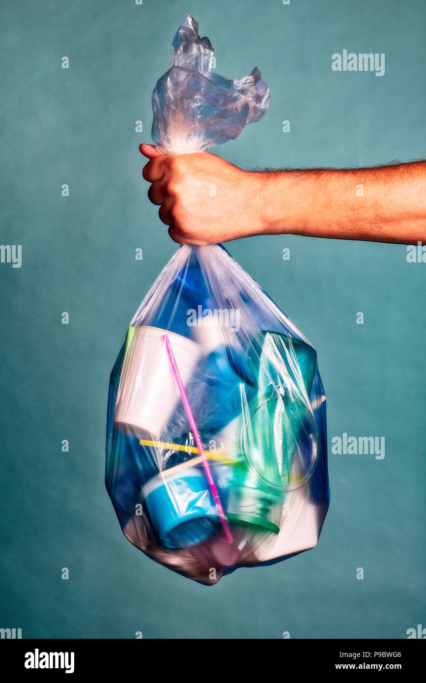 Bolsa de plástico sellable con líquidos y geles en el equipaje de mano  Fotografía de stock - Alamy