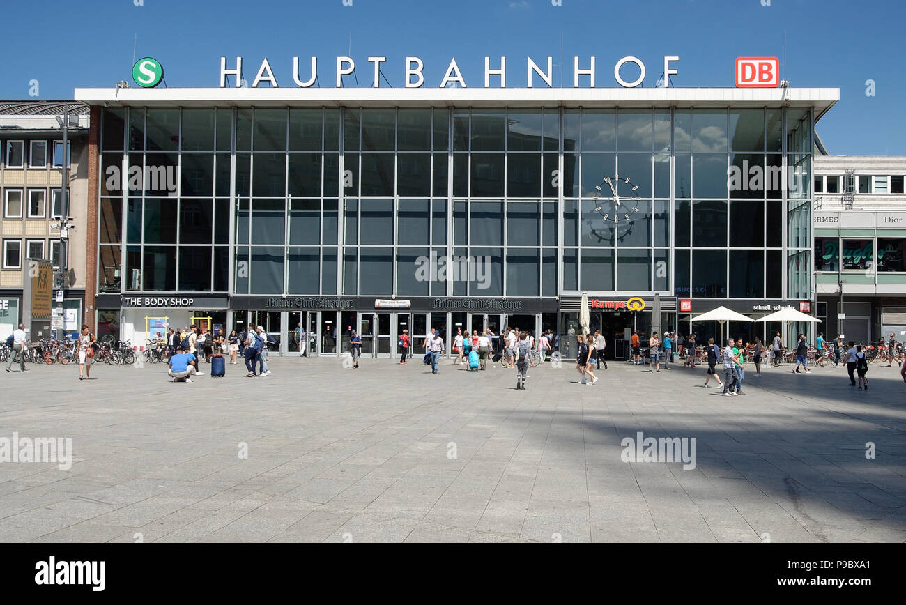 Hauptbahnhof, la estación central de Colonia - Köln HBF Foto de stock