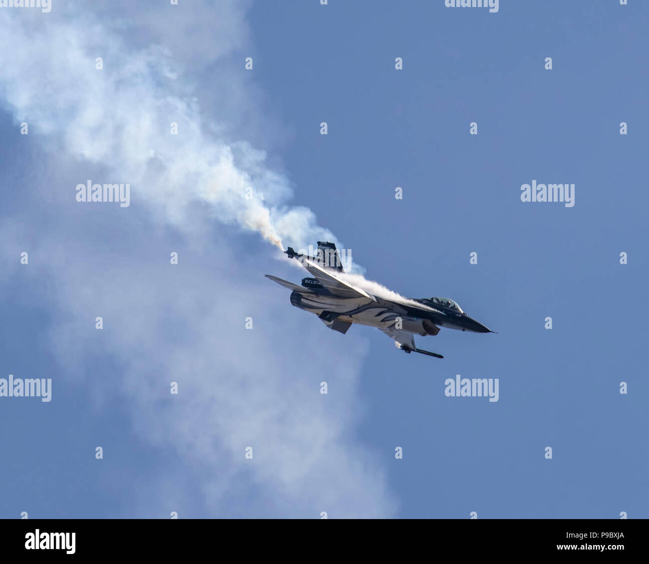 F-16 de la Fuerza Aérea Belga combates Falcon 'Dark Falcon' muestra en la RNAS Yeovilton anual Día de aire Foto de stock