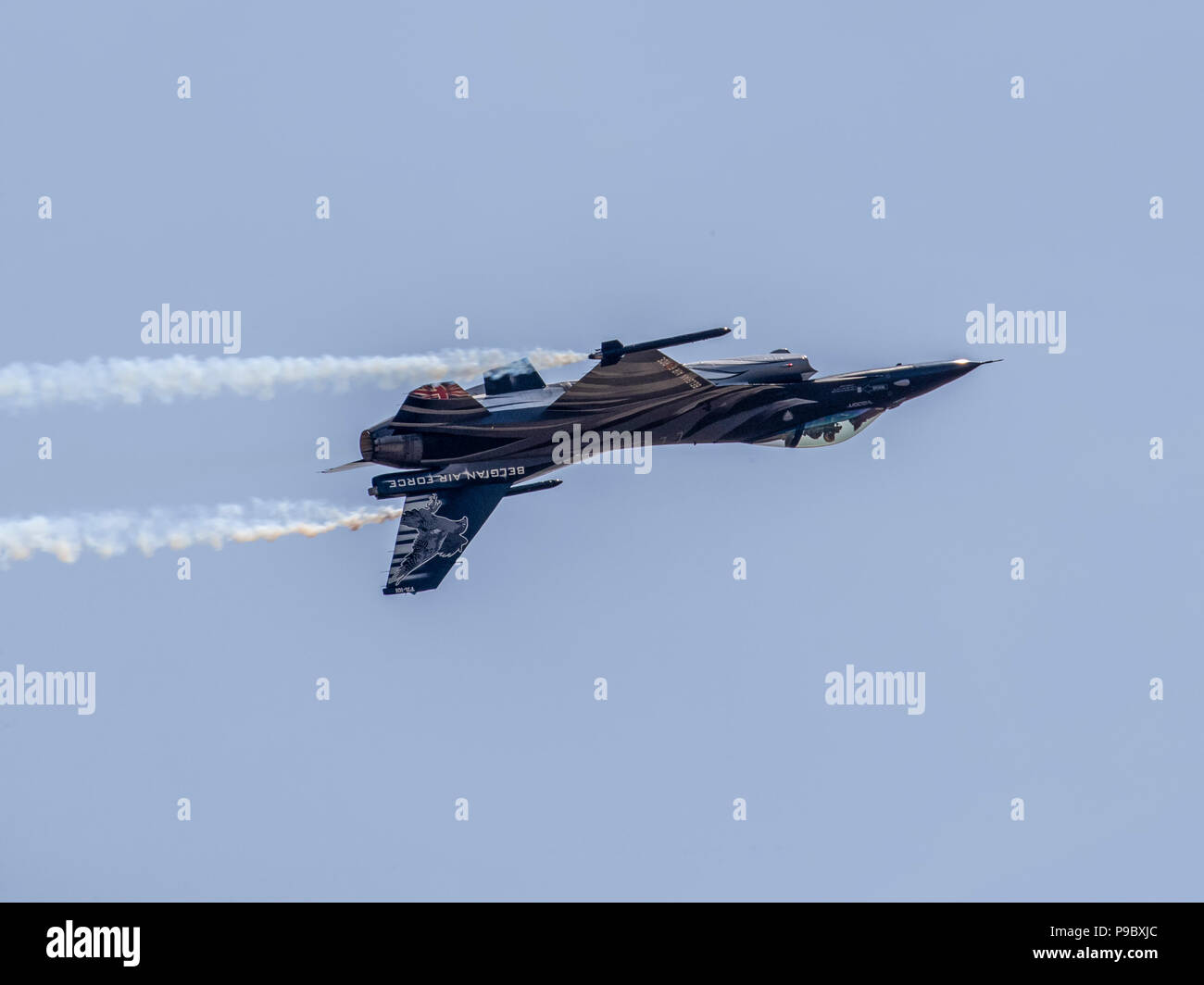 F-16 de la Fuerza Aérea Belga combates Falcon 'Dark Falcon' muestra en la RNAS Yeovilton anual Día de aire Foto de stock