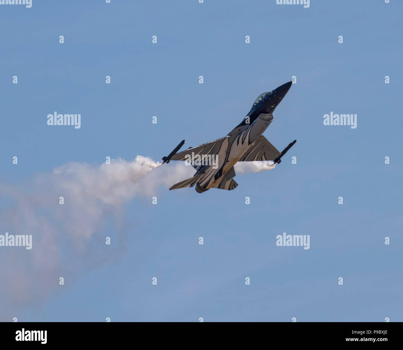 F-16 de la Fuerza Aérea Belga combates Falcon 'Dark Falcon' muestra en la RNAS Yeovilton anual Día de aire Foto de stock