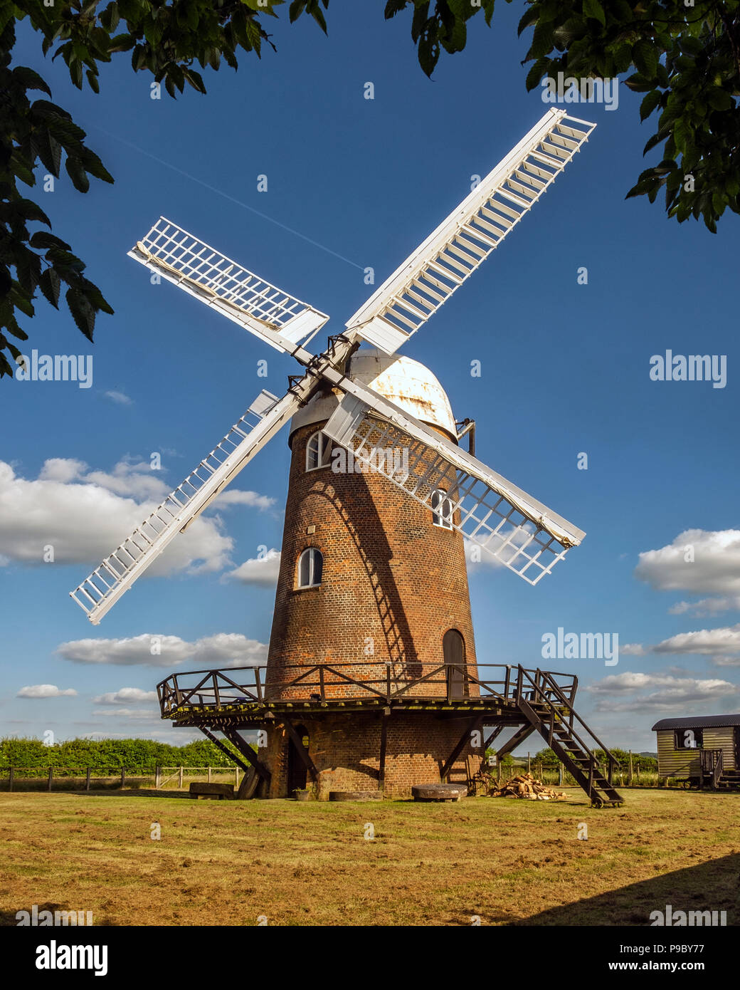 Wilton windmill, un molino de torre georgiano construido en 1821 y restaurado en el 1976, es un hito y atracción turística en el corazón de Wiltshire, REINO UNIDO Foto de stock