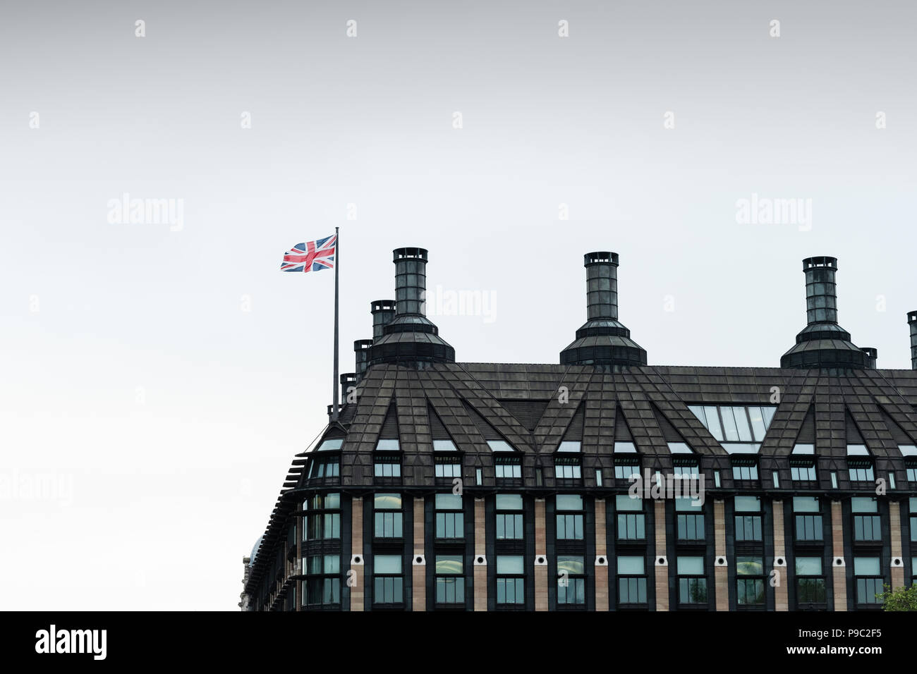 Portcullis House y azotea bandera Union Jack Foto de stock
