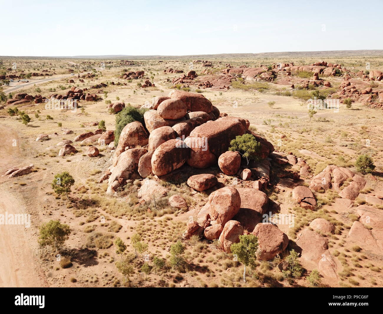 Enormes rocas formadas por la erosión en los Karlu Karlu, diablos canicas área del Outback (Territorio del Norte, Australia) Foto de stock