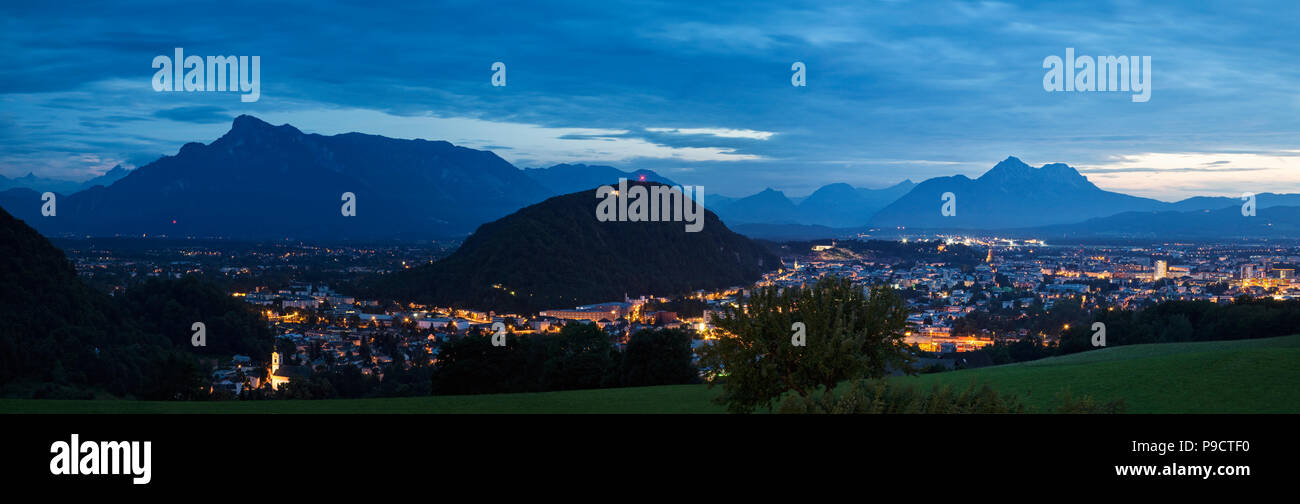 Vista panorámica nocturna de la ciudad de Salzburgo, en los Alpes austríacos, Austria, Europa Foto de stock