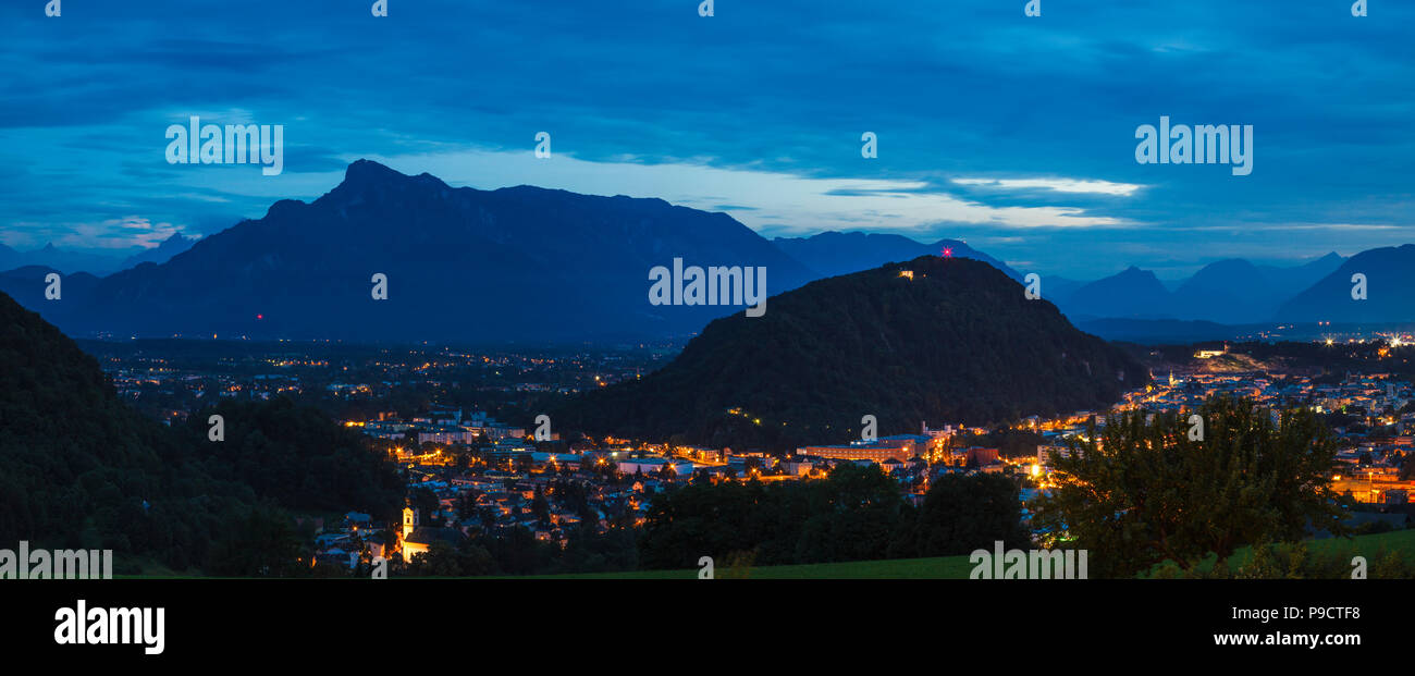 Vista panorámica de la ciudad de Salzburgo y el Kapuzinerberg montaña, en los Alpes austríacos, Austria, Europa en penumbra / noche Foto de stock