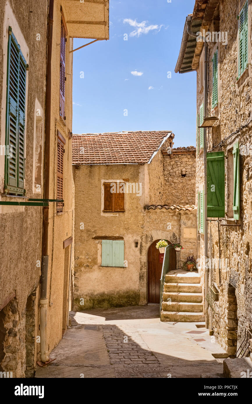 Las estrechas calles y callejones, en el pequeño pueblo francés de los clanes en los Alpes Maritimes, Provenza, Francia, Europa Foto de stock