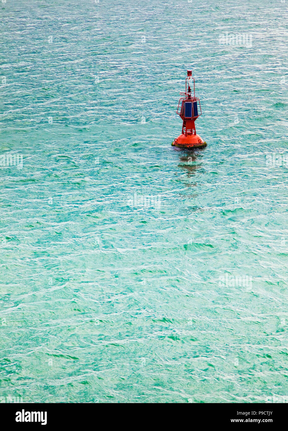 Energía solar la boya de navegación en un mar en calma, Francia, Europa Foto de stock