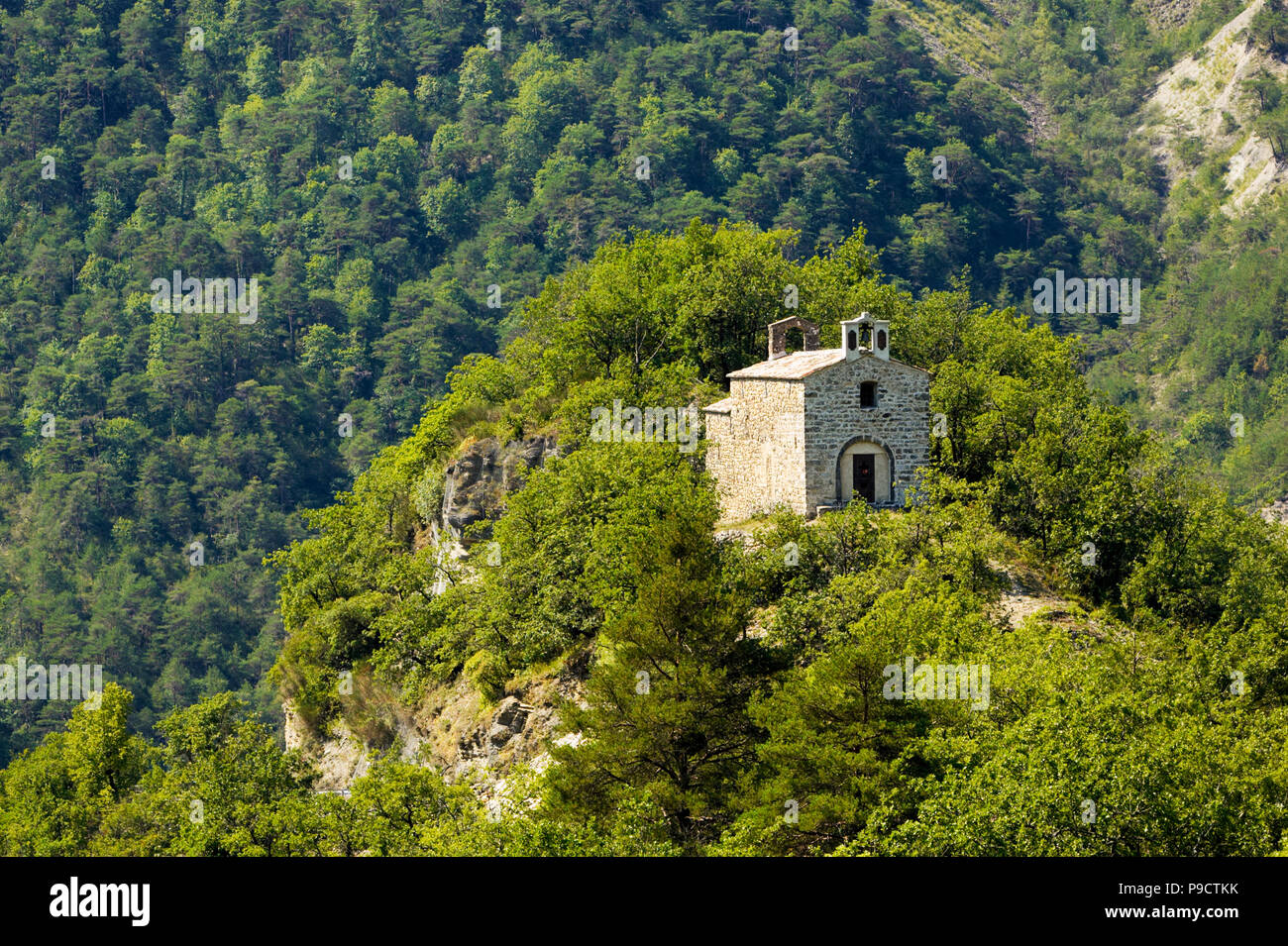 Pequeña capilla encaramado en una colina cerca de clanes, Alpes Maritimes, Provenza, Francia, Europa Foto de stock