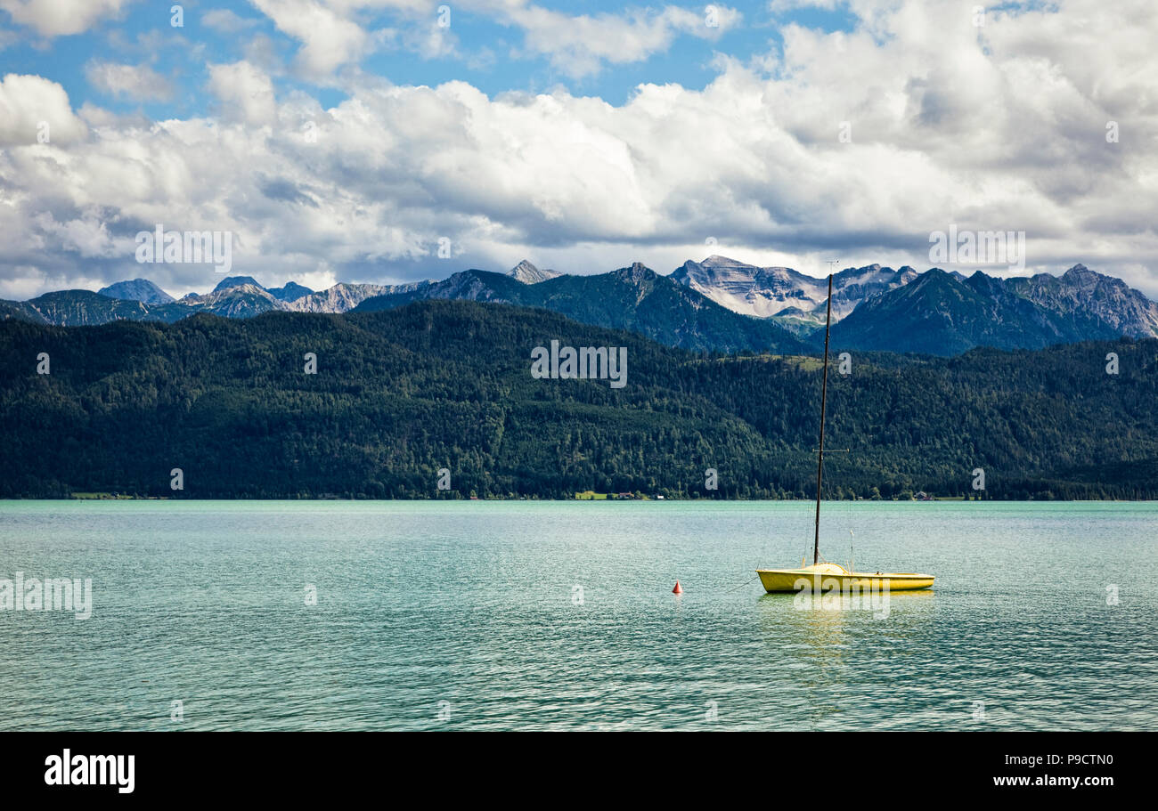 Pequeño velero anclado en el lago Walchensee, Baviera, Alemania, Europa del Sur Foto de stock