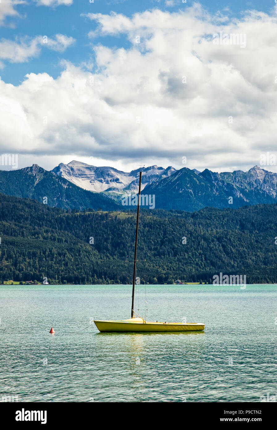 Pequeño velero anclado en el lago Walchensee, Baviera, Alemania, Europa del Sur Foto de stock
