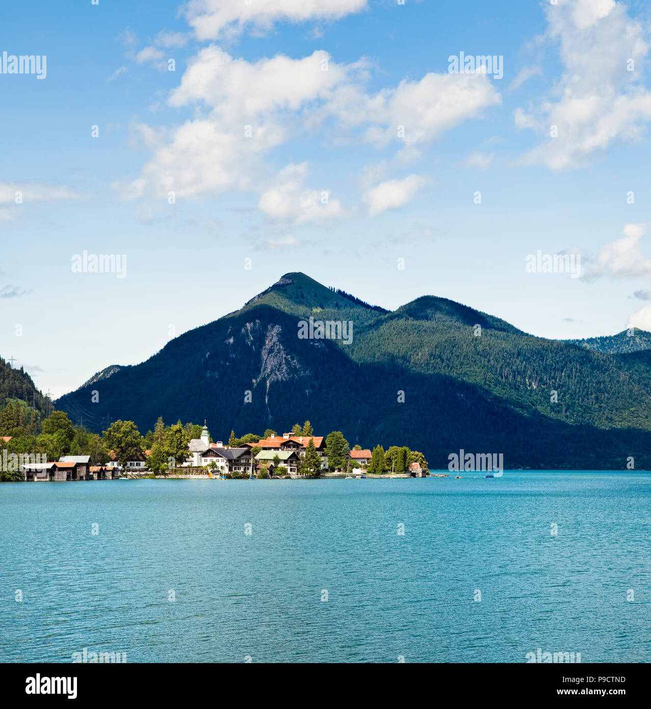 La pequeña ciudad lacustre de Walchensee en el lago Walchensee, Baviera, Alemania, Europa del Sur Foto de stock