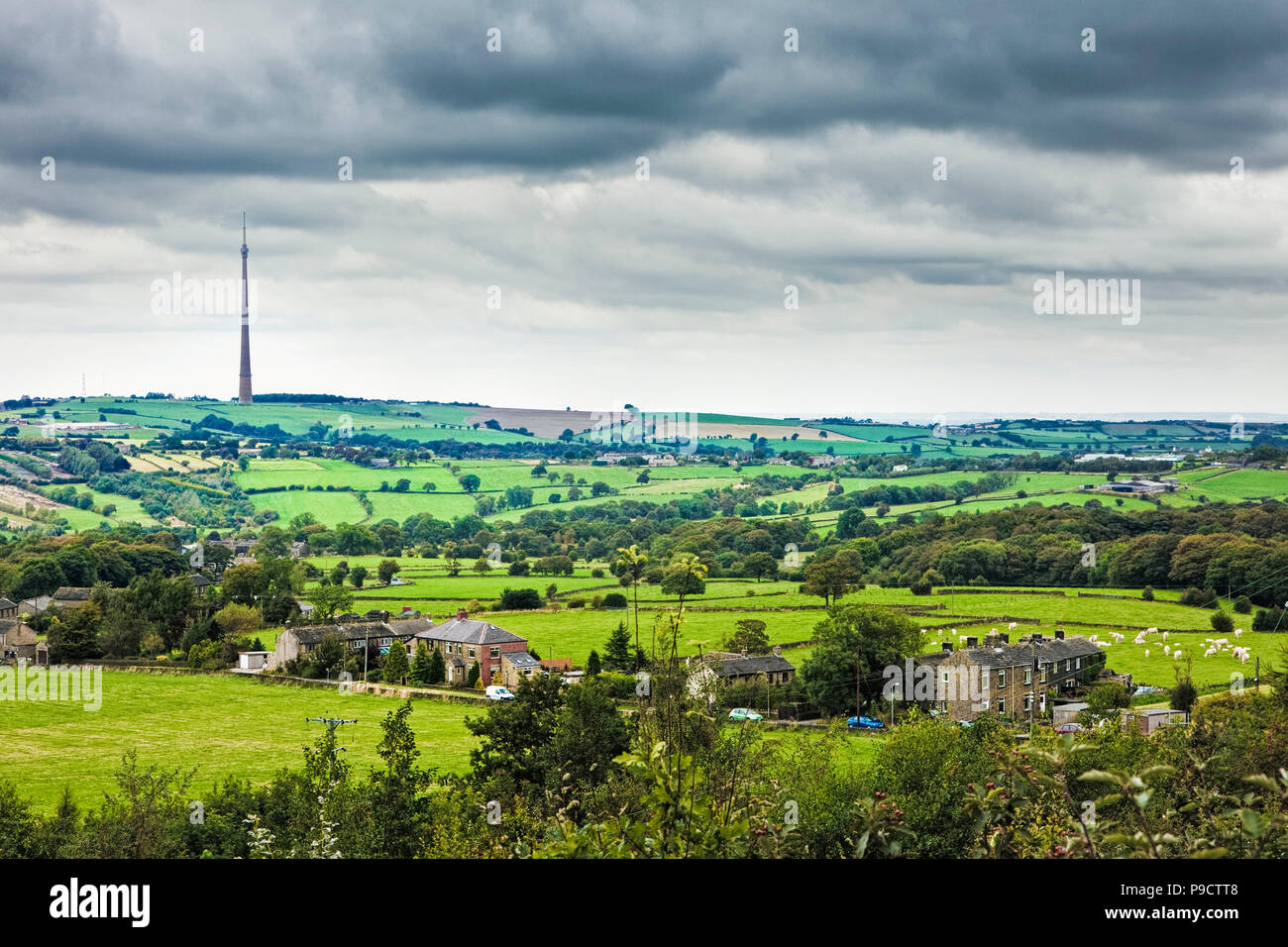 Emley Moor transmisor de TV, y el paisaje de West Yorkshire, Inglaterra, Reino Unido. Foto de stock