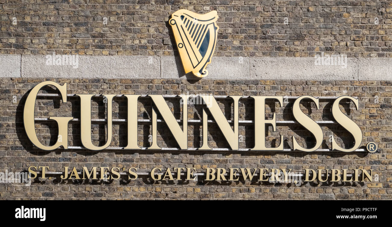 Signo de logotipo de Guinness en la cervecería Guinness, Dublín, Irlanda, Europa Foto de stock