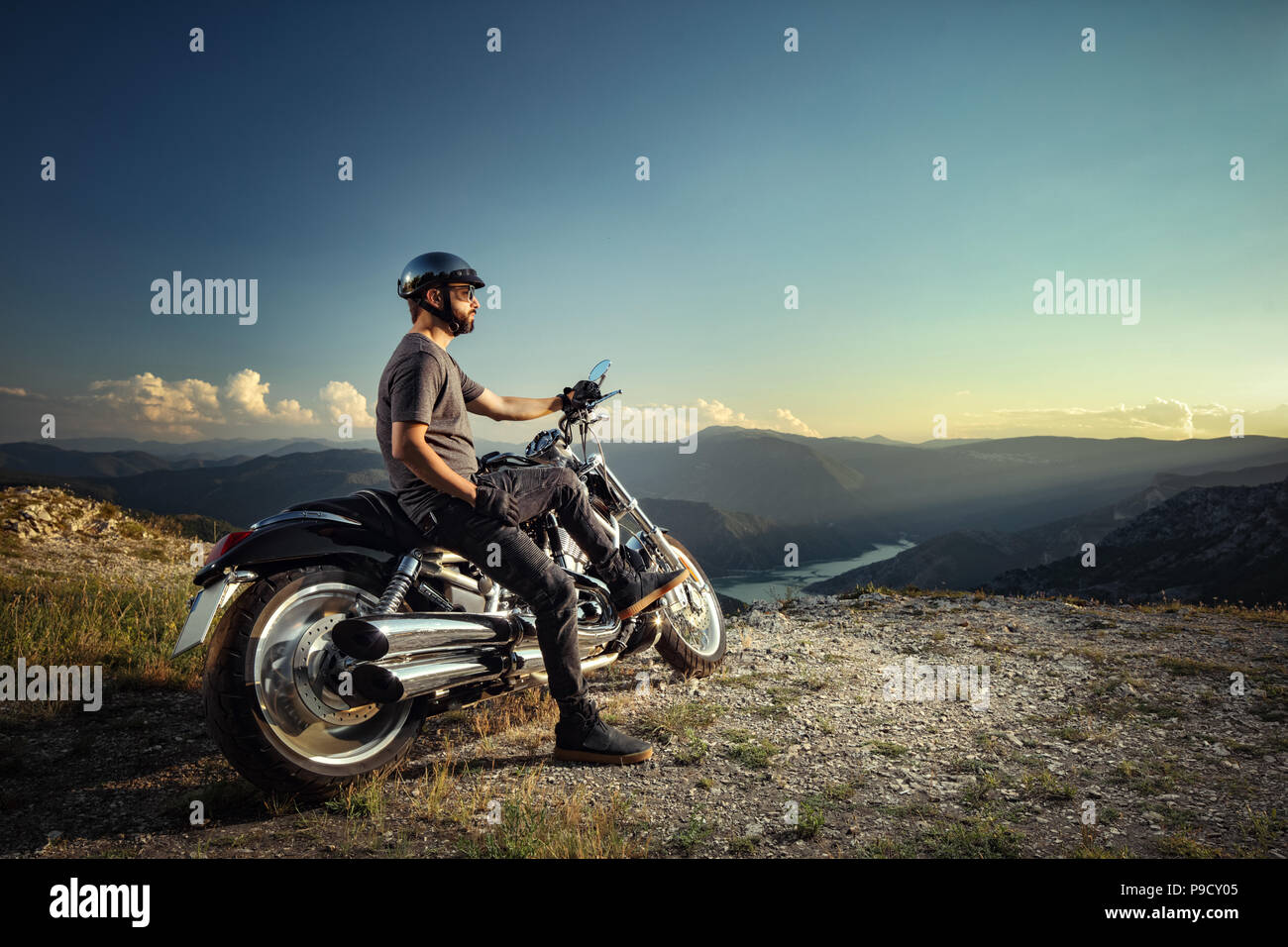 Motociclista Hombre Con Su Moto Anticuada En La Ciudad Imagen de archivo -  Imagen de rockero, mirando: 256098399