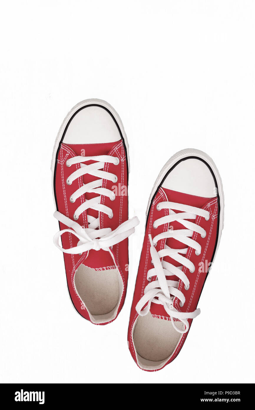 Par de zapatillas zapatillas juveniles de color sobre un fondo blanco,  aislado Fotografía de stock - Alamy