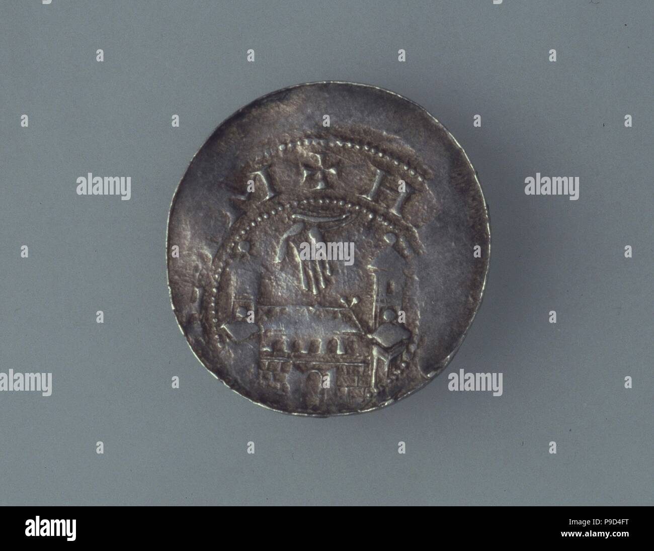 Dinar de la ciudad de Hildesheim (tiempo del emperador Enrique III) de retroceso. Museo Estatal del Hermitage, en San Petersburgo. Foto de stock