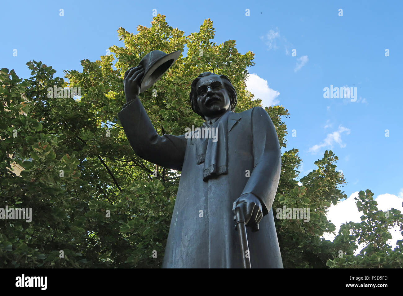 Memorial estatua de Salomón Naumovich Rabinovich, más conocido por su  nombre de pluma Sholem Aleichem quien era un líder judío Yiddish autor y  dramaturgo erigida delante de un museo que lleva su
