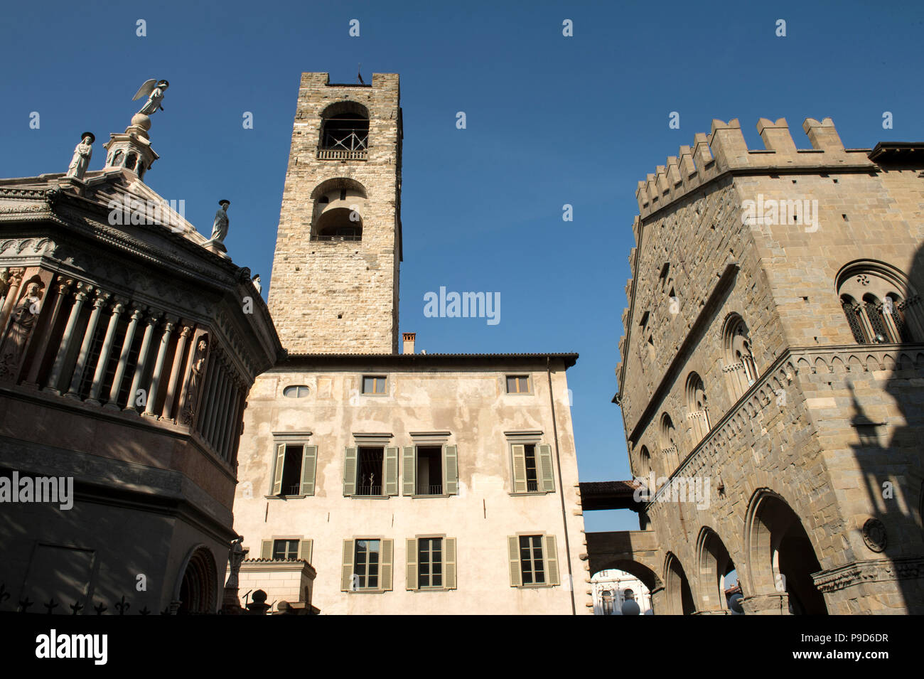 Italia, Lombardía, Bérgamo,Città Alta,Baptisterio,Torre Cívica (la 'Campanone') y el podestà Palace Foto de stock