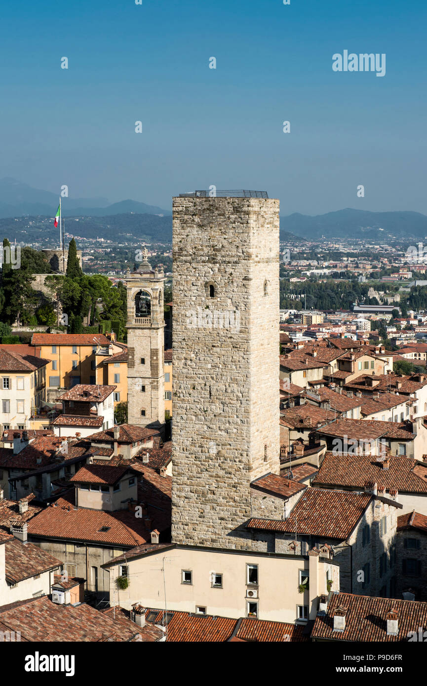 Italia, Lombardía, Bérgamo,Città Alta,paisaje urbano desde la Torre Cívica (la 'Campanone') Foto de stock