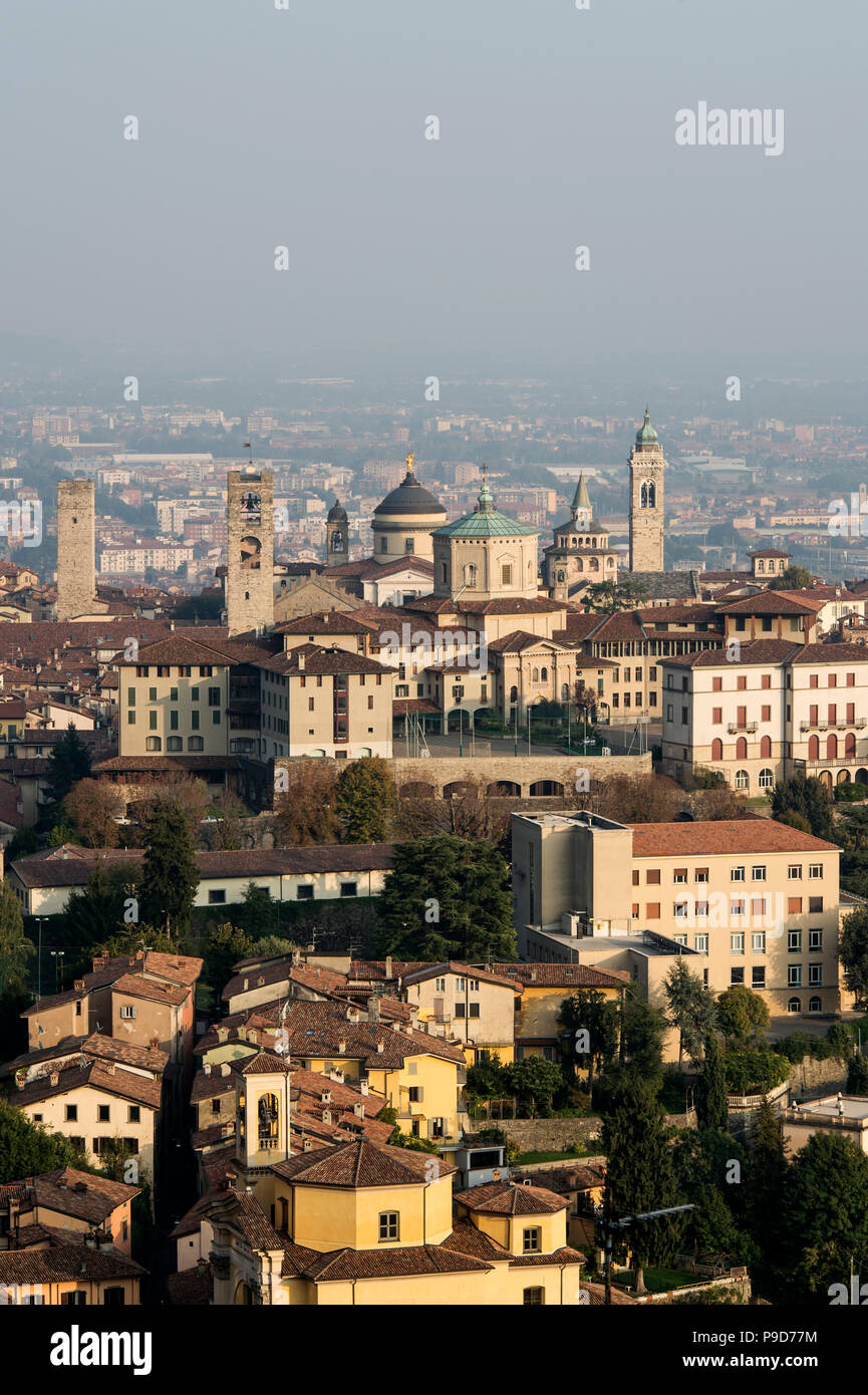 Italia, Lombardía, Bérgamo,vista escénica de la Città Alta desde San Vigilio Hill Foto de stock