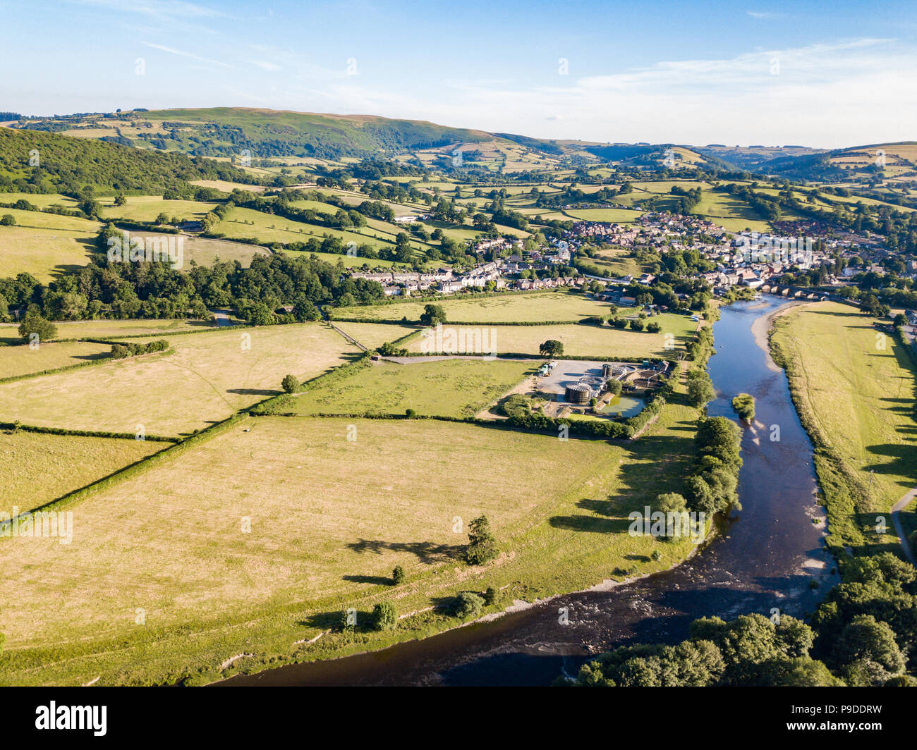 Un paisaje aéreo de filmación Llanelwedd con el río corriendo a través de Wye en Gales, Reino Unido Foto de stock
