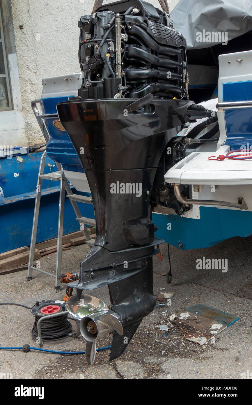 Una reparación de motor de lancha Fotografía de stock - Alamy