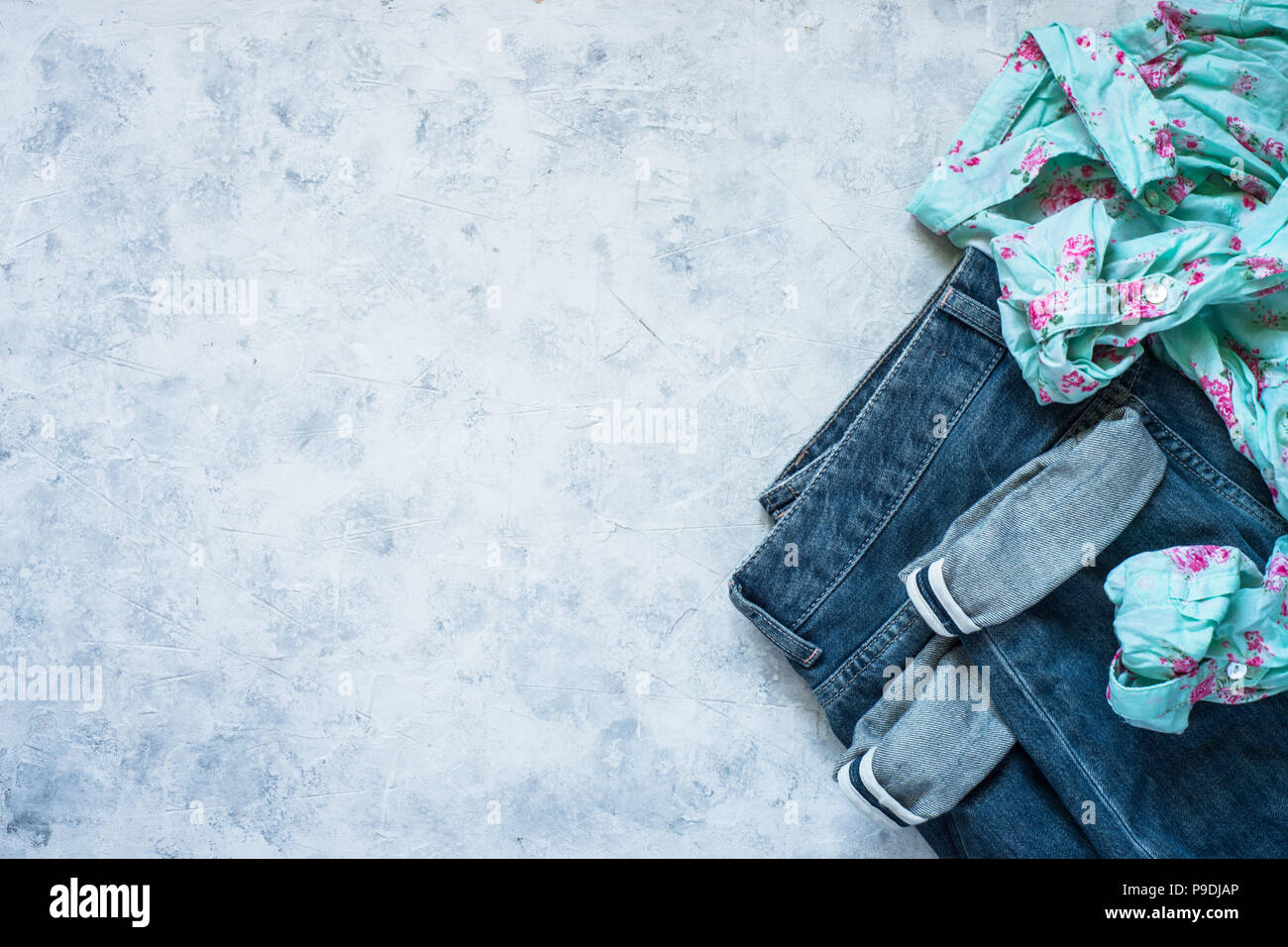 Mujer ropa - jeans y top view sobre fondo de piedra. Fondo de moda y  belleza. Aspecto moderno. Copia laicos plana espacio Fotografía de stock -  Alamy
