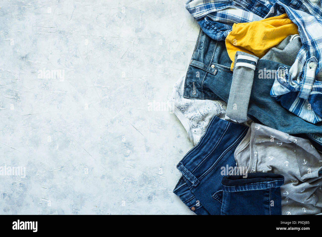 Conjunto mujer ropa casual. Jeans, camisa, camiseta sobre piedra. Fondo de moda belleza. Vista superior del espacio de copia Fotografía de stock - Alamy