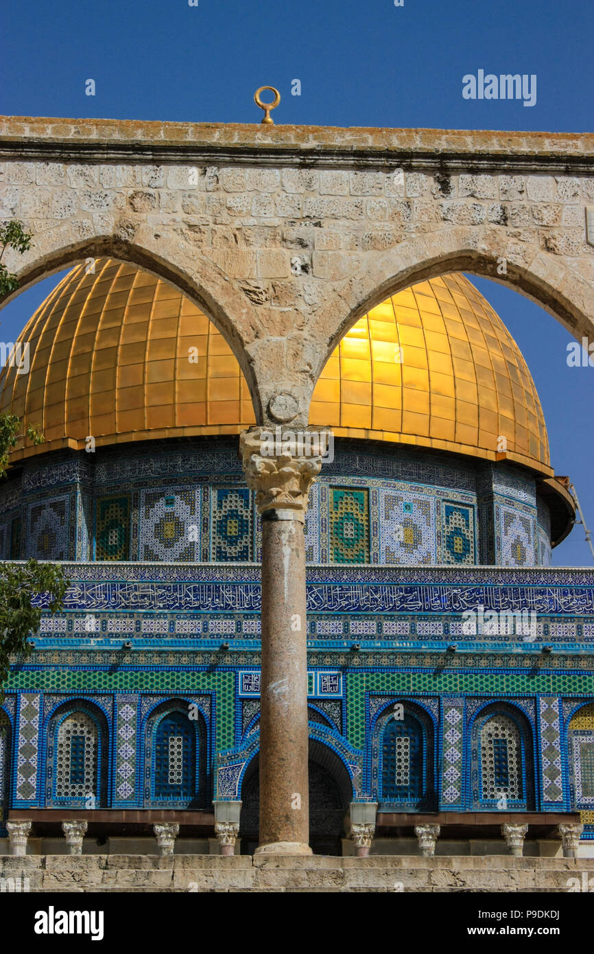 La cúpula de la roca, como se ve desde un arco sobre el Monte del