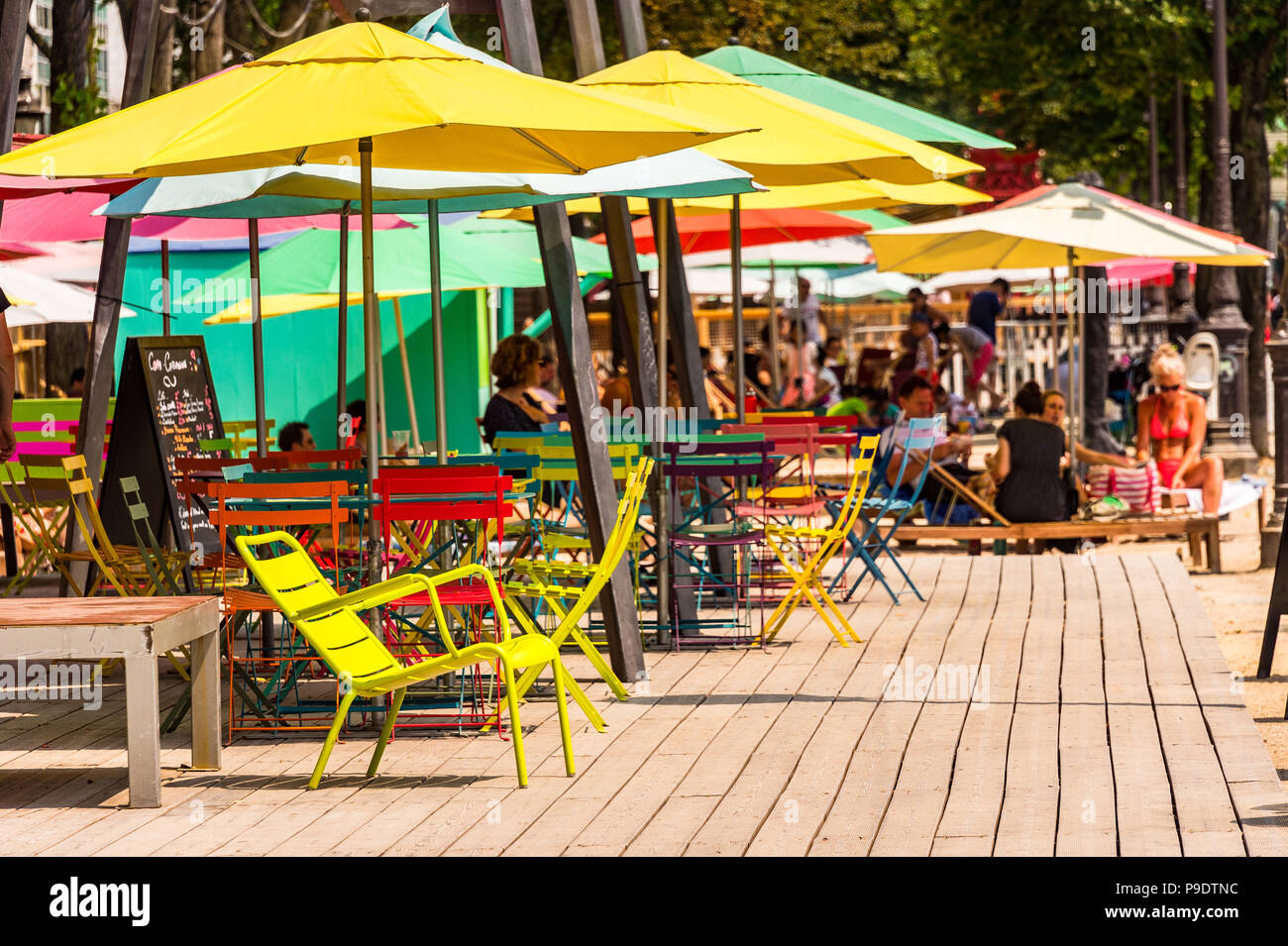 Coloridas sombrillas de playa en el Paris Plages en un caluroso día de  verano en el Bassin de la Villette, en París, Francia Fotografía de stock -  Alamy