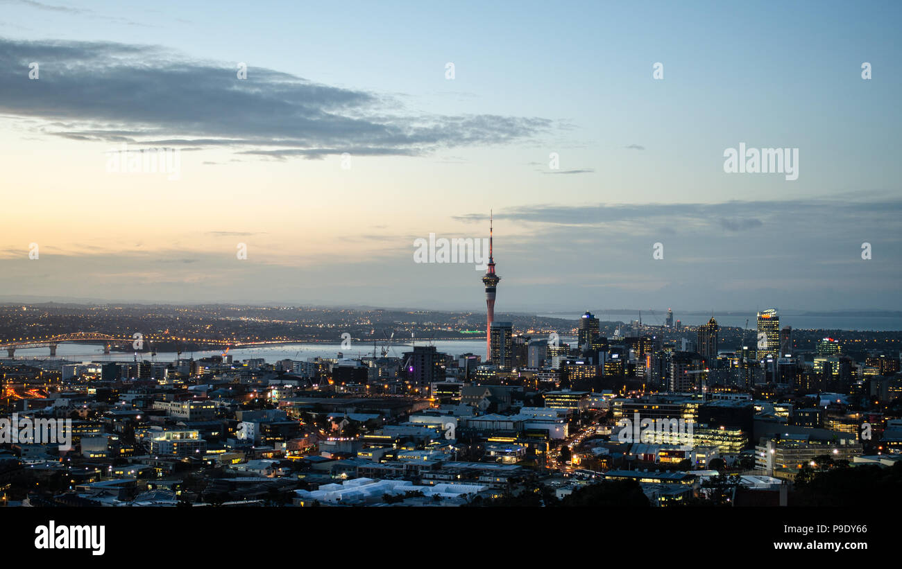 Auckland City en la noche de Mt Eden Foto de stock