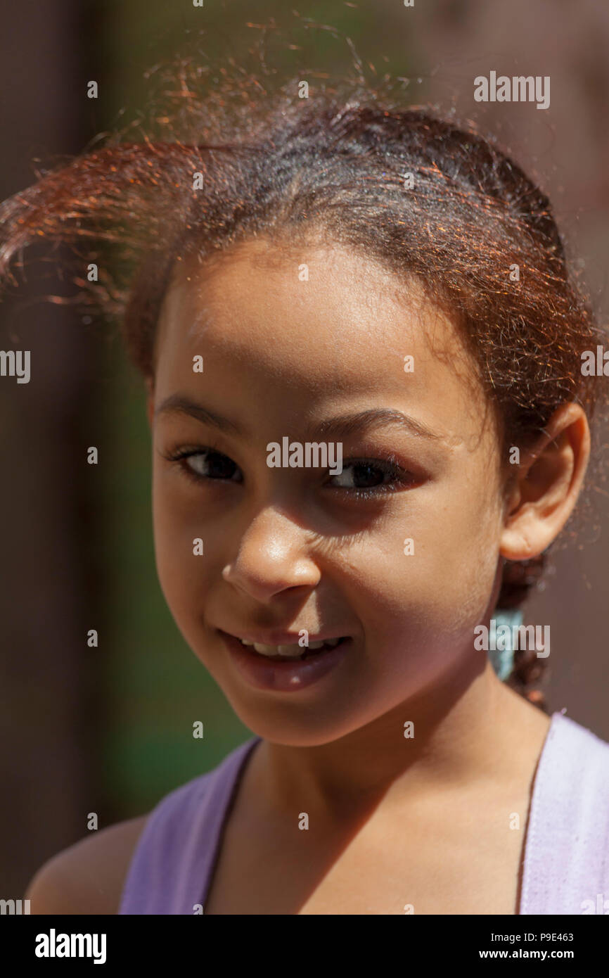 Cabeza y hombros retrato de niña, El Cairo, Egipto Foto de stock