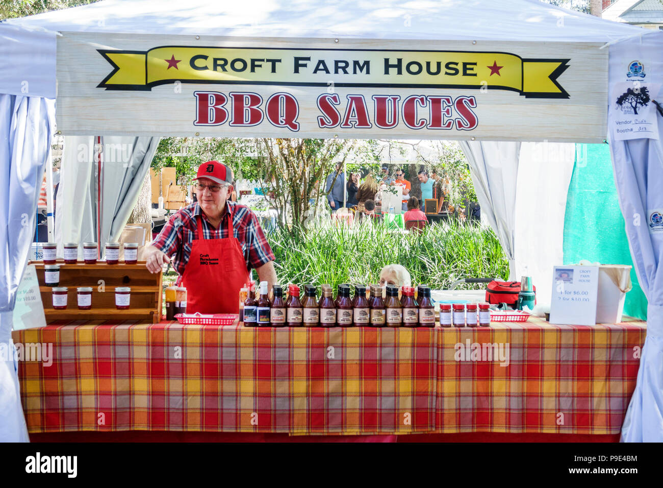 Florida, Micanopy, Festival de la cosecha de otoño, cabinas comunitarias anuales de la pequeña ciudad puestos vendedores que compran venta, Croft Farm House, barbacoa salsa barbacoa, hombre hombres ma Foto de stock