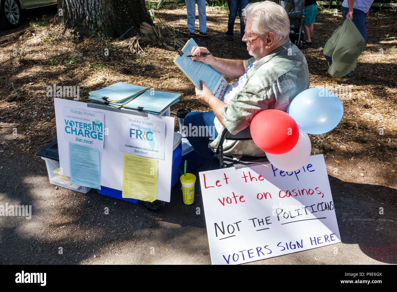 Florida,Micanopy,Fall Harvest Festival,comunidad anual de la pequeña ciudad ancianos ciudadanos, hombres hombres hombres, buscando firmas,petición de votantes,caso Foto de stock