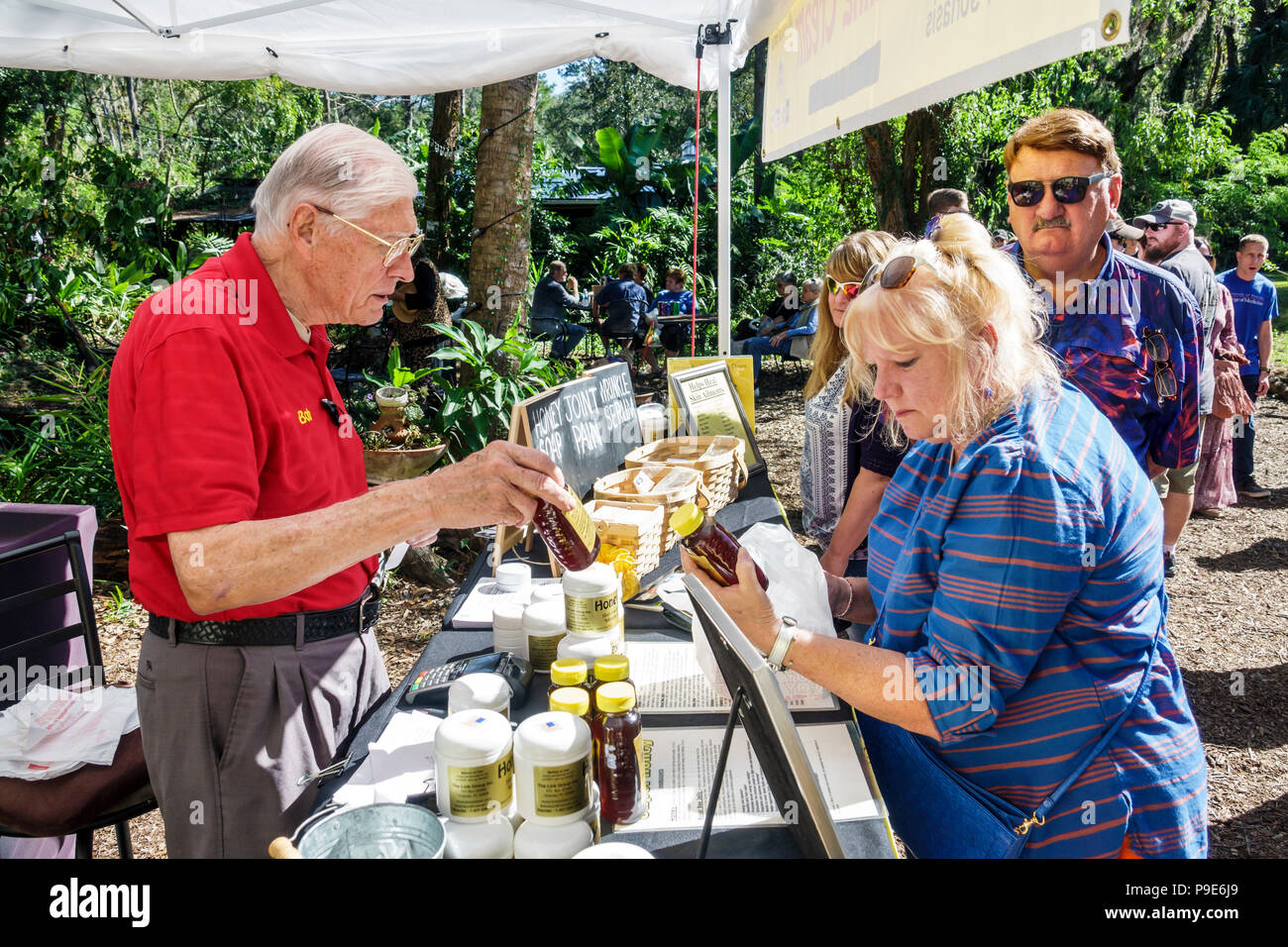 Florida,Micanopy,Fall Harvest Festival,casetas comunitarias anuales de la pequeña ciudad puestos vendedores que compran, compras compras compras tiendas tiendas mercado ma Foto de stock