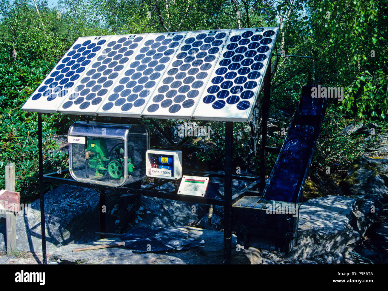 Panel Solar, funcionando la bomba de agua, el Centro de Tecnología Alternativa, Powys, Gales, Reino Unido, GB. Foto de stock