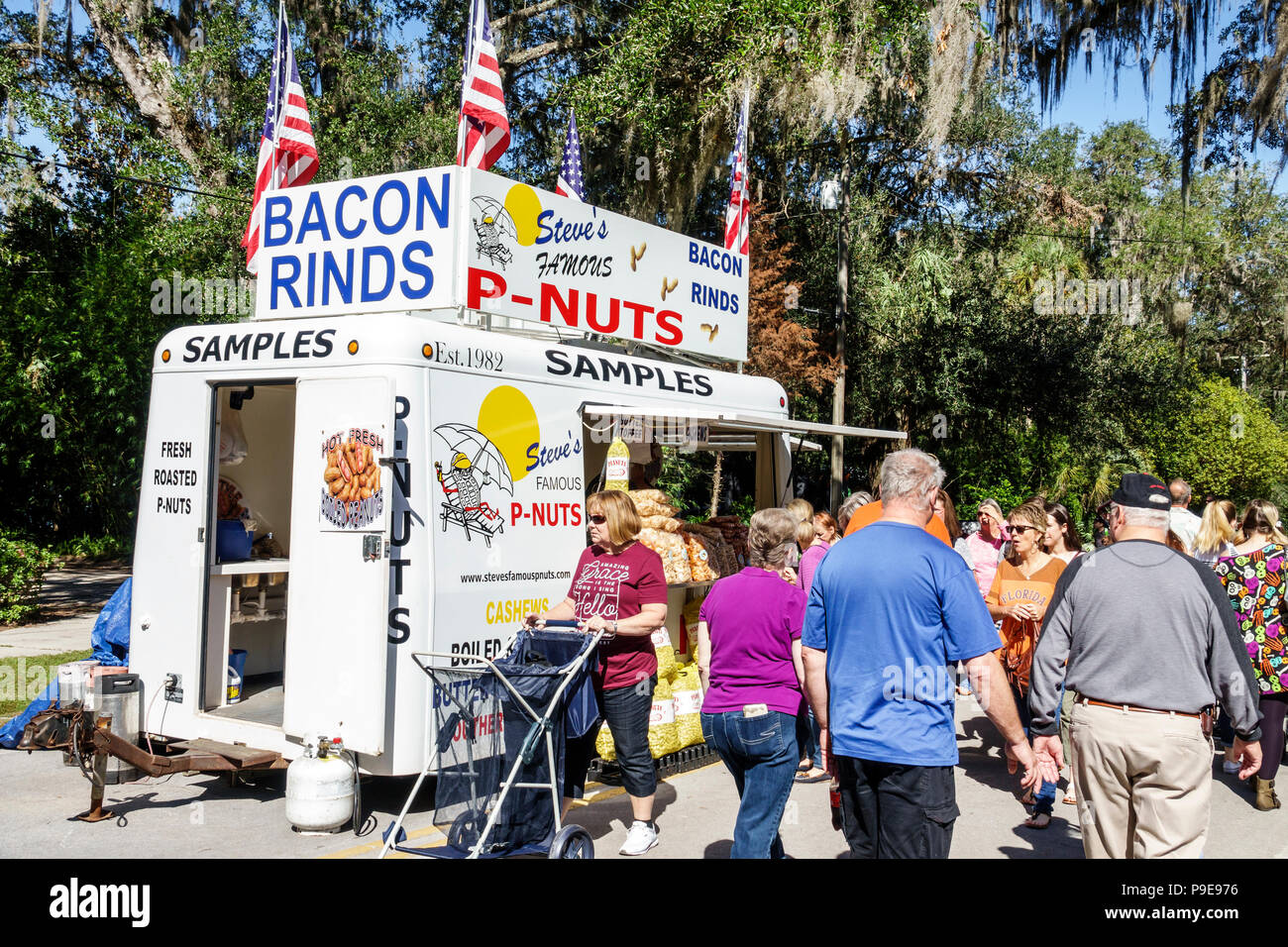 Florida, Micanopy, Festival de la cosecha de otoño, cabinas comunitarias anuales de la pequeña ciudad puestos vendedores que compran la venta, remolque de camiones de alimentos, tocino rinds, cacahuetes asados Foto de stock