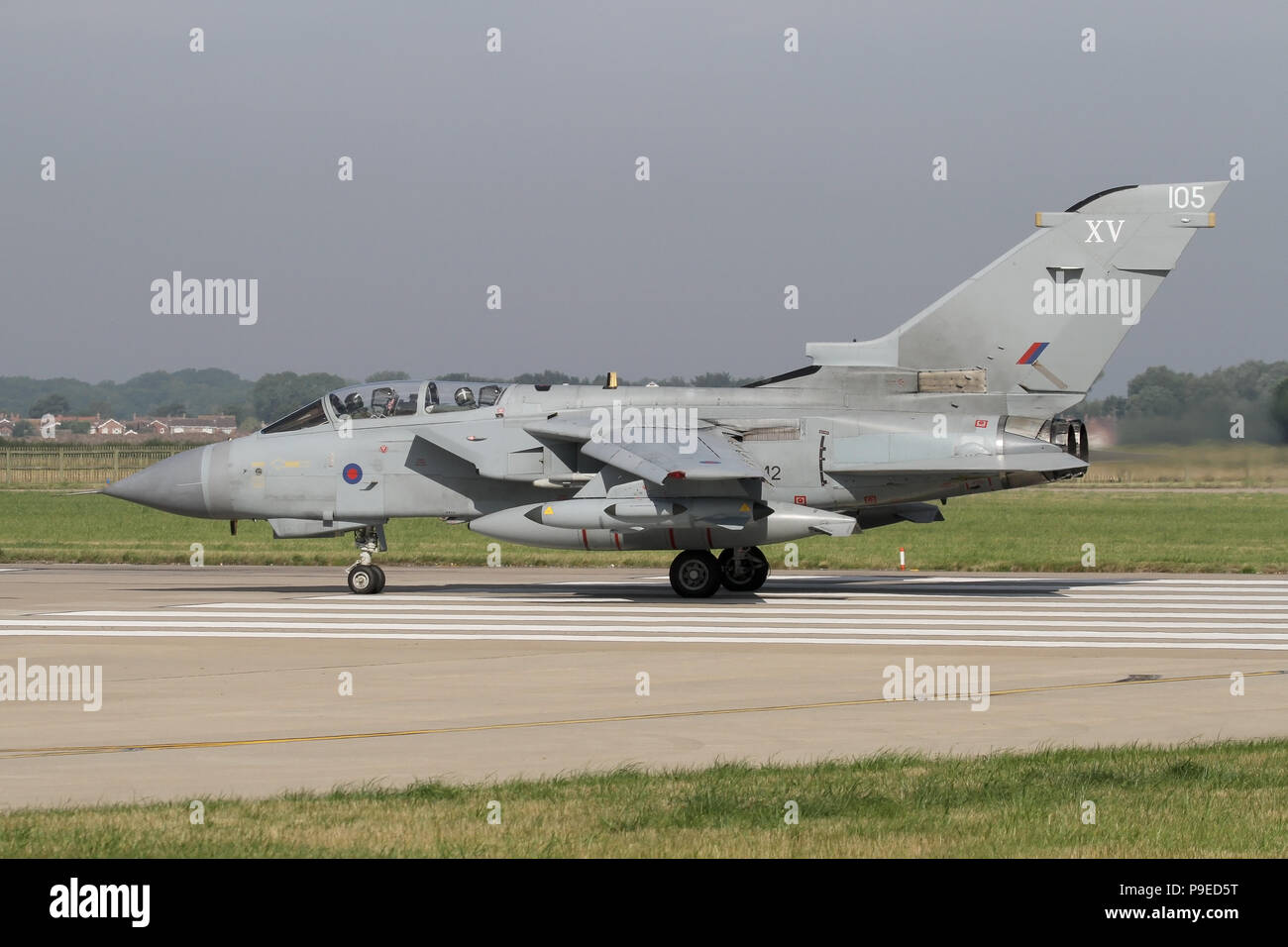 Llevar las marcas de la extinta 15, este escuadrón RAF Tornado GR4 está a punto de salir de la pista de aterrizaje Coningsby durante el ejercicio bandera verde. Foto de stock