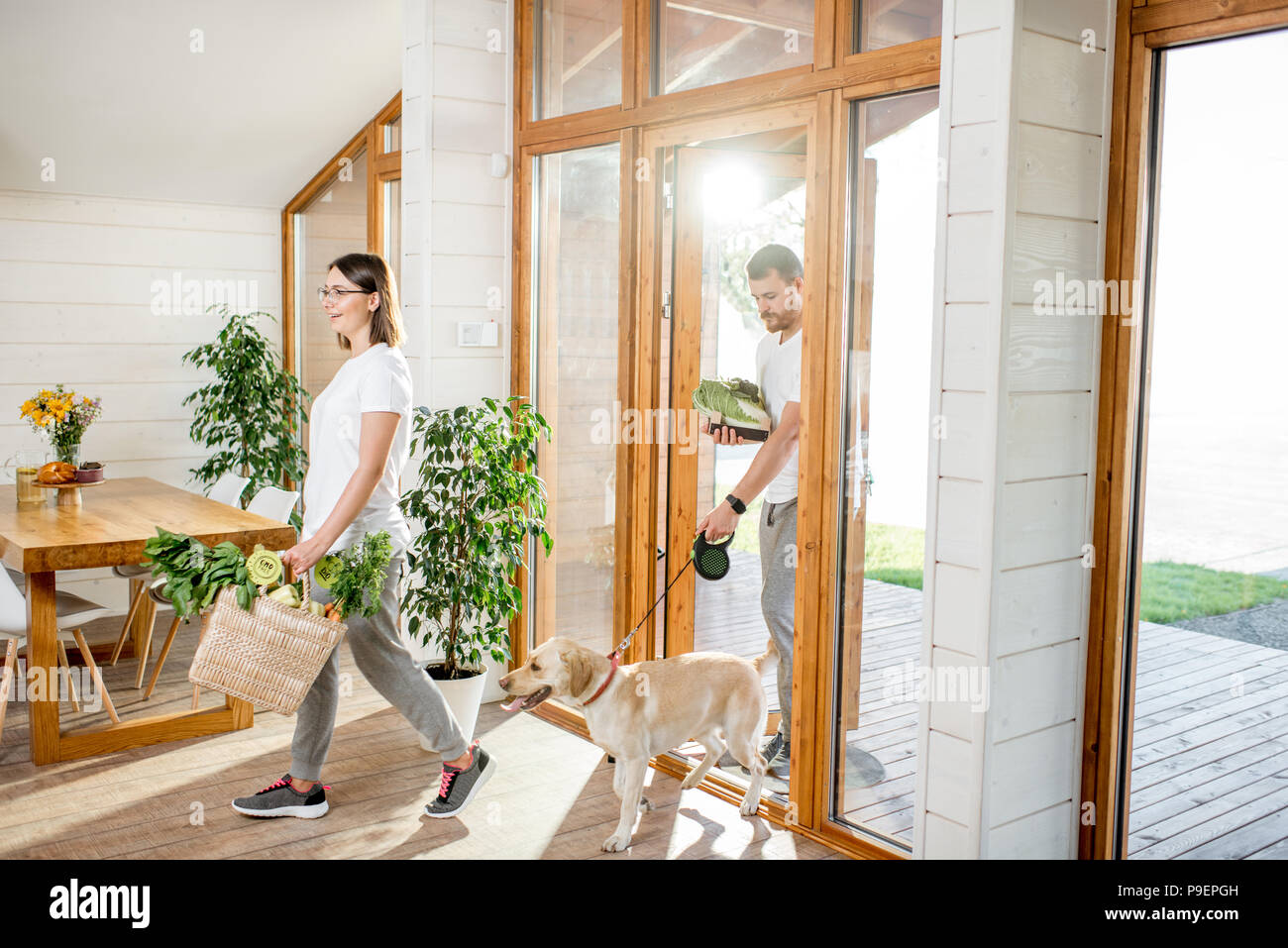 Par Llegar A Casa Con El Perro Y La Comida Fotografia De Stock Alamy