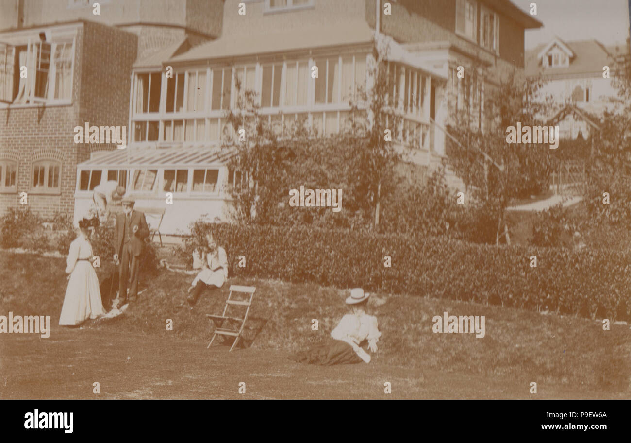 Fotografía de la Dama Prentis victoriana y la familia en el jardín Foto de stock
