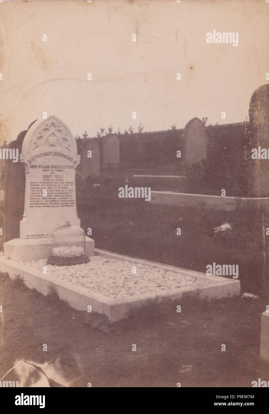 Tarjeta de armario victoriano mostrando la tumba de John Fletcher y William James Henry Kelly que tanto ahogó frente a Douglas Jefe el 27 de julio de 1888. Foto de stock