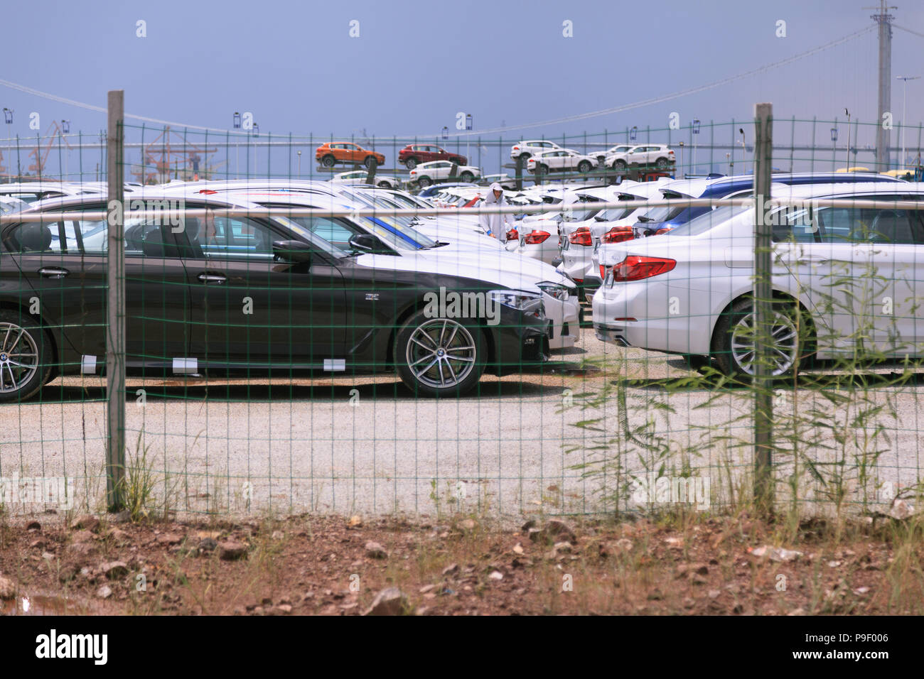 Guangzhou, China. 09a Julio, 2018. Nuevos coches de la empresa BMW estacionado en un espacio de aparcamiento en la zona de comercio Nansha en el puerto. Crédito: Wenjun Chen/dpa/Alamy Live News Foto de stock