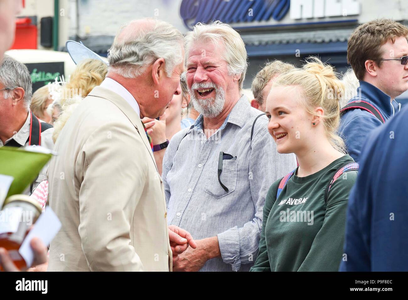 Honiton, Devon, Reino Unido. El 18 de julio de 2018. El Duque y la duquesa de Cornualles visite la puerta a la placa en el mercado de alimentos en Honiton en Devon. Crédito de la imagen: Graham Hunt/Alamy Live News Foto de stock