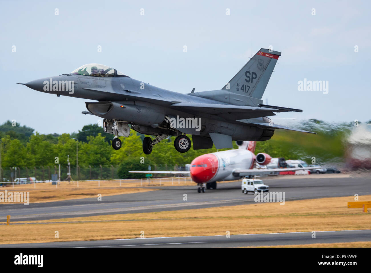 Lockheed Martin F-16 Falcon jet de combate del avión de combate de la Fuerza Aérea de Estados Unidos en la Farnborough International Airshow, FIA 2018. General Dynamics F16 despegando con neblina de calor. USAFE Lockheed Martin F-16C combates Falcon de 480th Fighter Squadron de Spangdahlem Alemania Foto de stock