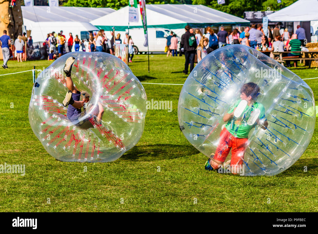 Los niños juegan y rebote en zorb, inflateable bolas gigantes en Escocia,  29 de julio de 2016 Fotografía de stock - Alamy