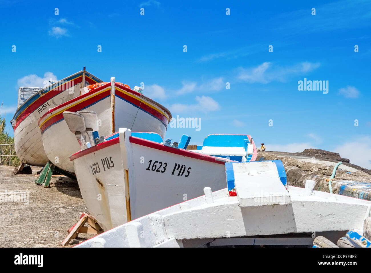 Barcos de madera y un cielo azul en Sao Miguel, Azores Foto de stock